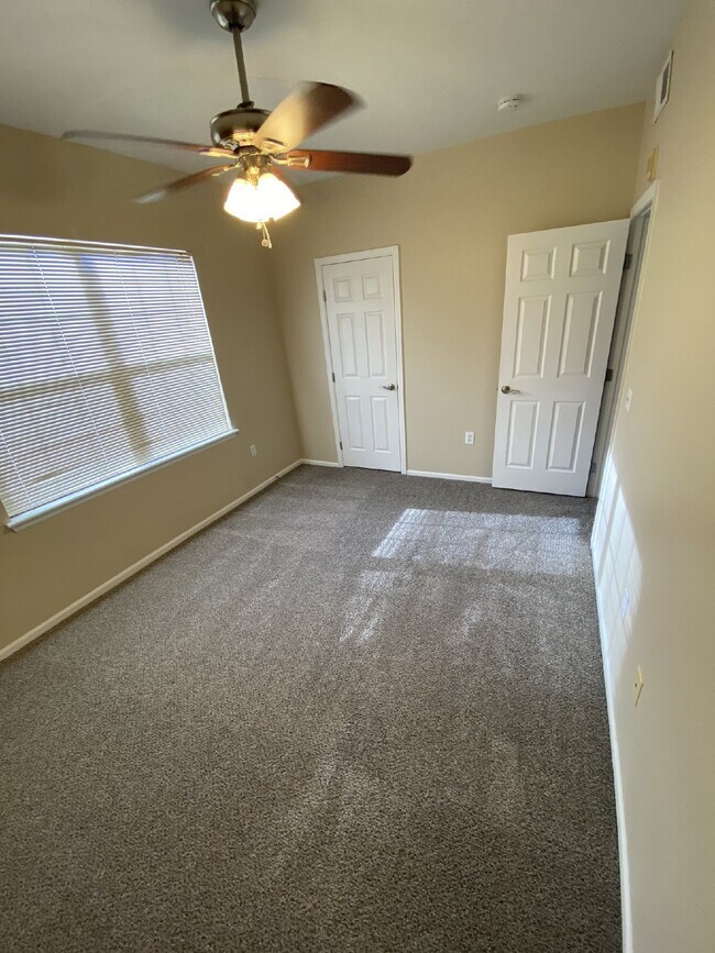 Building Photo - $500 OFF YOUR FIRST MONTHS RENT! Don't Miss This 3BR/ 2BA Condo with 1 car garage @ Creek Side In...