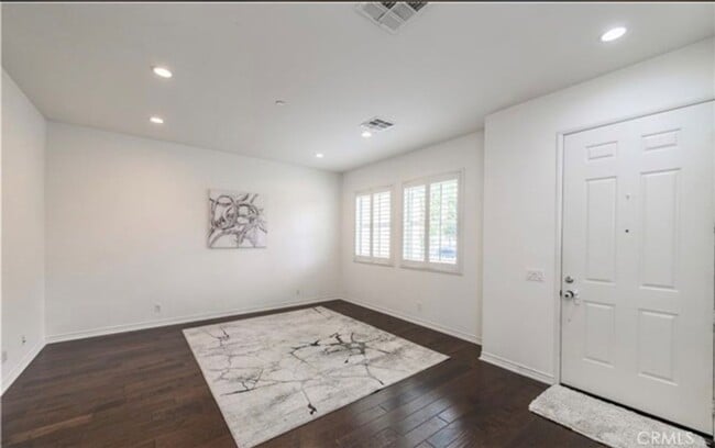 Building Photo - 31 Quartet-