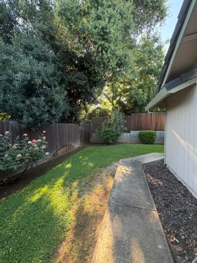 Building Photo - Beautiful Freshly Painted 3 Bedroom and 2 Bathroom Home in Carmichael $2,995.00 + Water