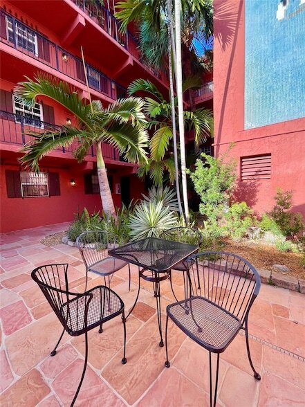 Building Photo - 660 Tennis Club Dr