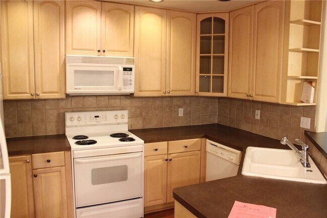 Building Photo - 4 bedroom 3 bath in the heart of North Campus