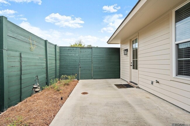 Building Photo - 306 St Thomas Ln