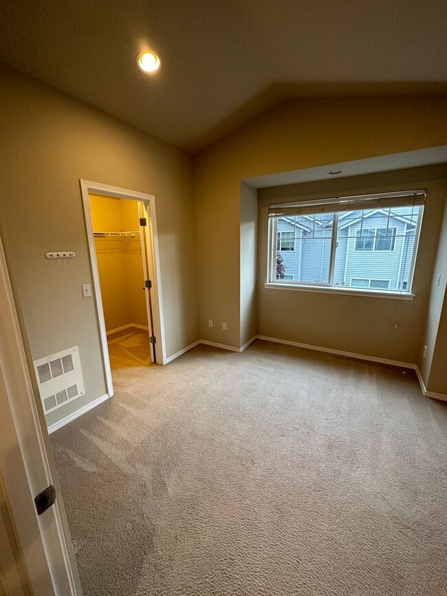 Building Photo - 3 bed 2 bath Townhome Green Lake Neighborh...