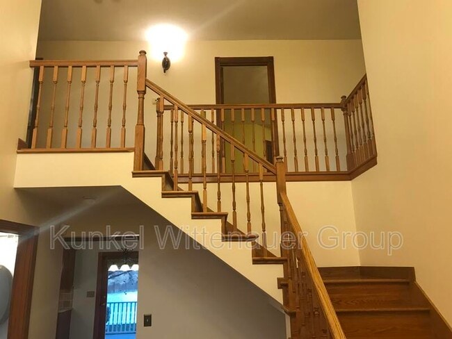 Building Photo - 225 Archview Dr
