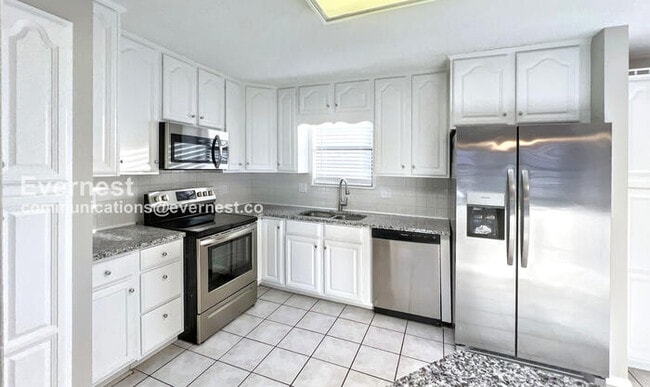 Building Photo - 7936 N Forest Ave