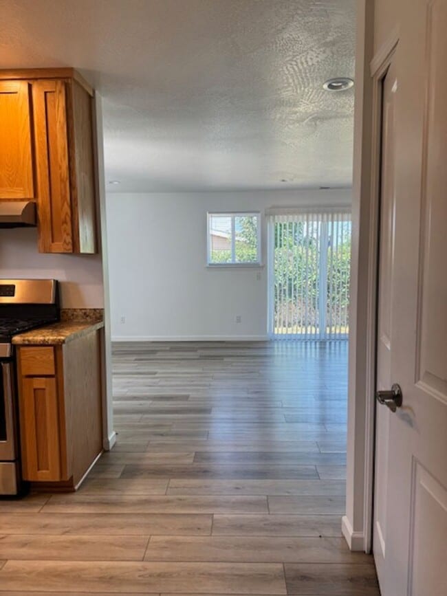 Building Photo - 3 BEDROOMS SINGLE LEVEL HOME