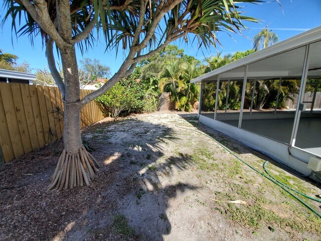 Building Photo - Stunning Pool Home in Sapphire Shores – West of the Trail Near the Ringling Museum