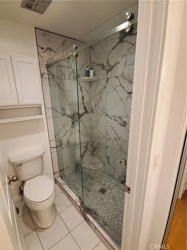 Building Photo - Coastal-Chic 1BR with In-Unit Laundry, Central A/C, and All Utilities Included — Steps to Hunting...