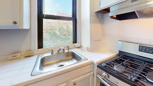Building Photo - Foggy Bottom One Bedroom Available Now! Ro...