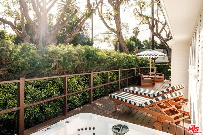 Building Photo - 866 N Doheny Dr