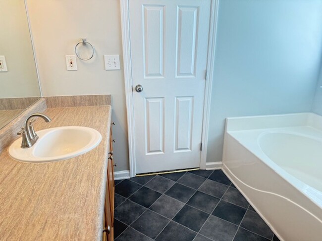 Building Photo - Beautifully Updated 3 BR / 2 BATH in Hampton!