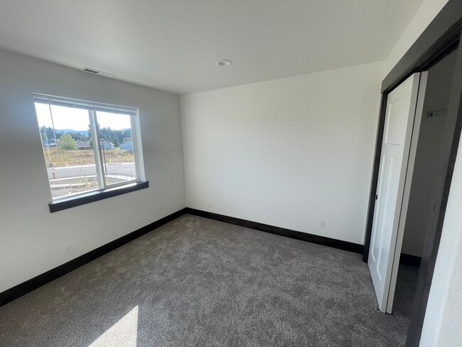 Building Photo - Newer Hayden Townhome