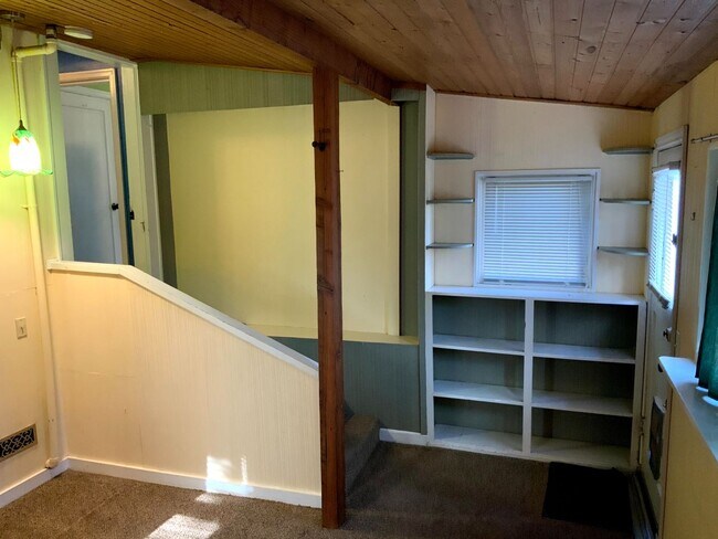 Building Photo - 4 Bedroom, 1.5 Bath House