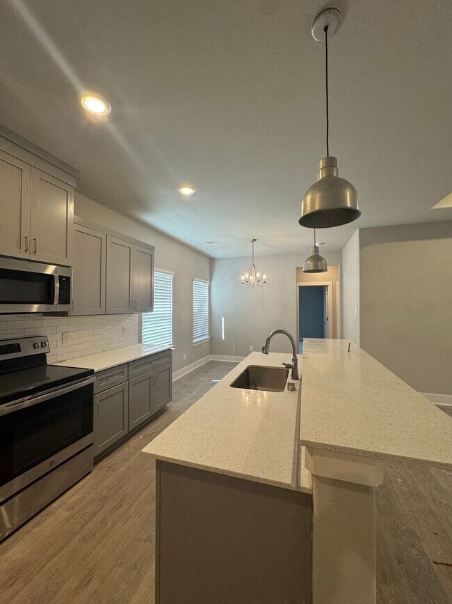 Building Photo - COMING SOON!!! Apply Today - 3/2/2