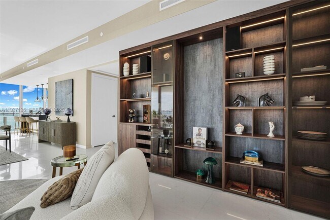 Building Photo - 300 Biscayne Blvd Way