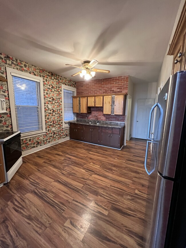 Open concept kitchen - 1862 Indianapolis Blvd