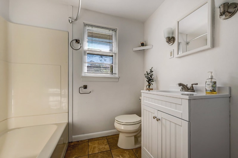 Building Photo - 819 Fairview Ave