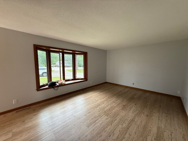 Building Photo - Bloomington 4 Bed 3 Bath SF Home available...