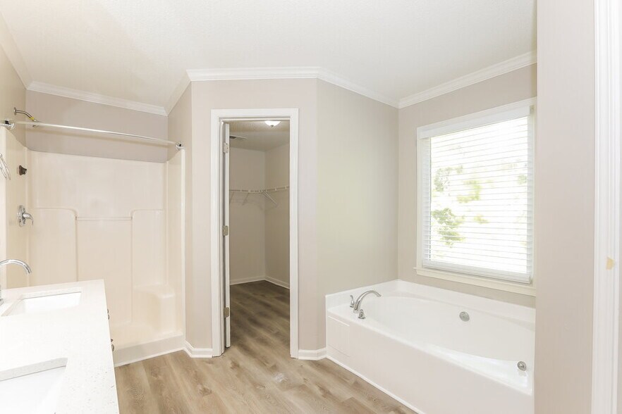 Building Photo - 1001 Crown Corners Dr