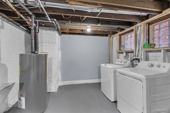 Building Photo - 3273 Cortland St