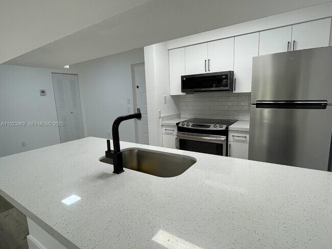 Building Photo - 440 S Park Rd