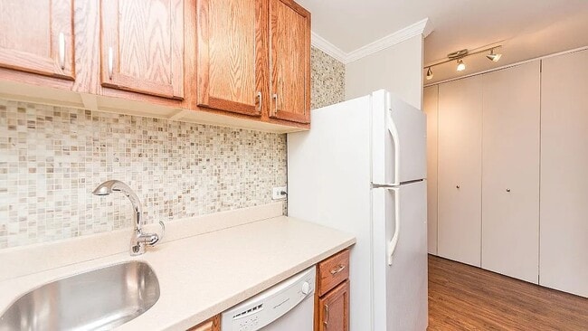 Building Photo - 4343 N Clarendon Ave