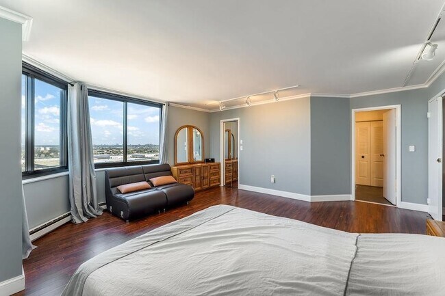 Building Photo - 2110 Harmon Cove Tower