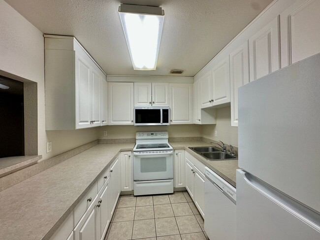 Building Photo - 4BR/2.5BA Condo in Cricket Club I