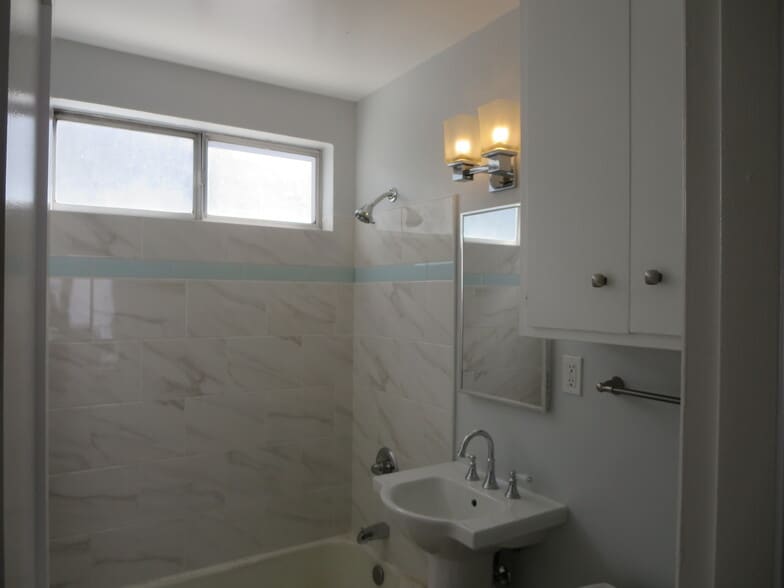 Building Photo - 1357 Edgecliffe Dr