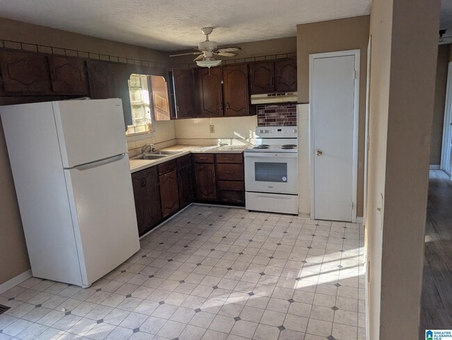 Building Photo - 11 Hammonds Dr