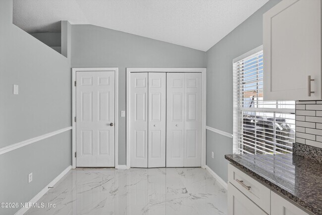 Building Photo - 490 Hillside Dr