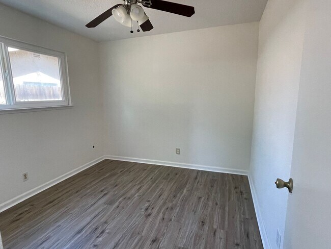 Building Photo - 4 Bedroom 2 Bath Ranch Style Home in Lemoore