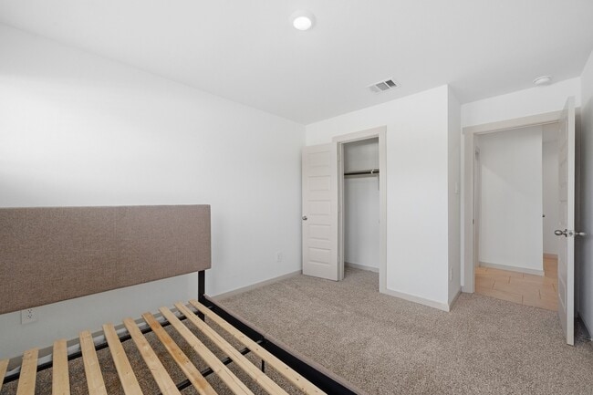 Building Photo - 818 Starcross Bnd Dr