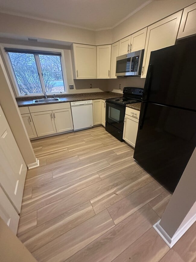 Building Photo - Comfortable Townhouse Near Virginia Tech