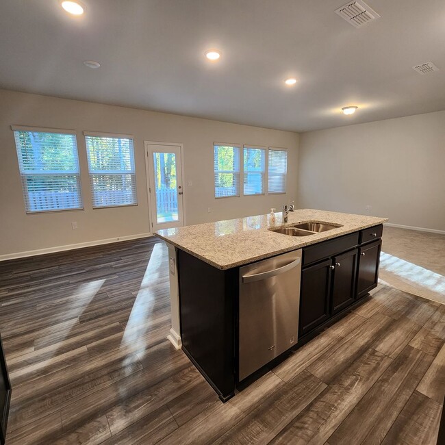 Building Photo - Brand NEW 1865sqft, 3 bed / 2.5 bath featu...