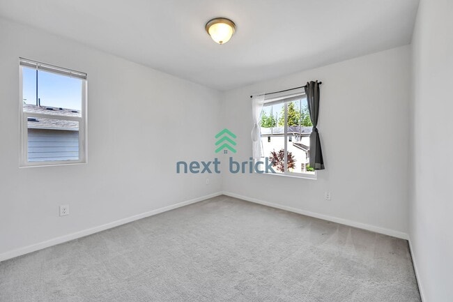 Building Photo - Spacious 5 bedrooms and 3 bathrooms Cul-de...
