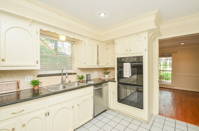 Building Photo - 6611 Cypress Point Dr