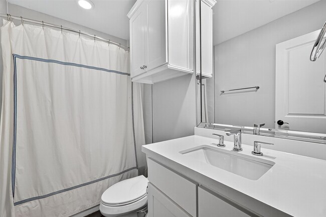 Building Photo - 2731 Stuart Manor