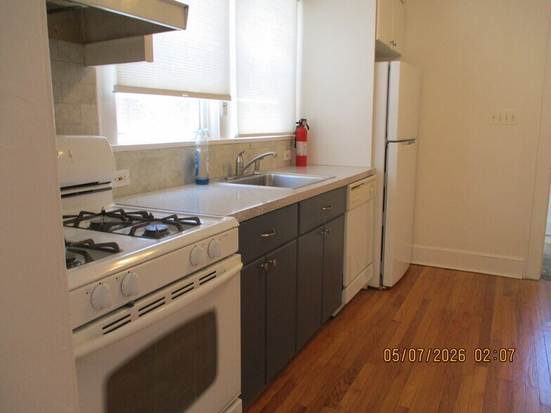 Kitchen - 15-34 Parmelee Ave