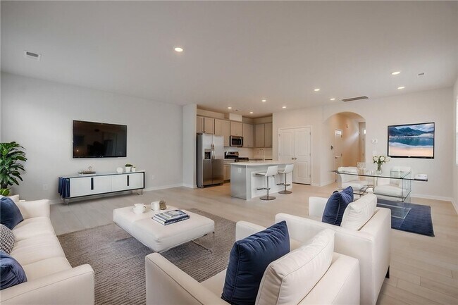 Building Photo - 14 Loebner Ln