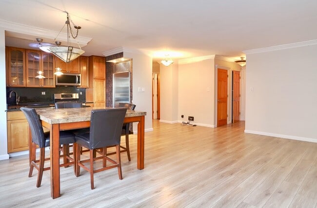 Building Photo - 225 St Pauls Ave