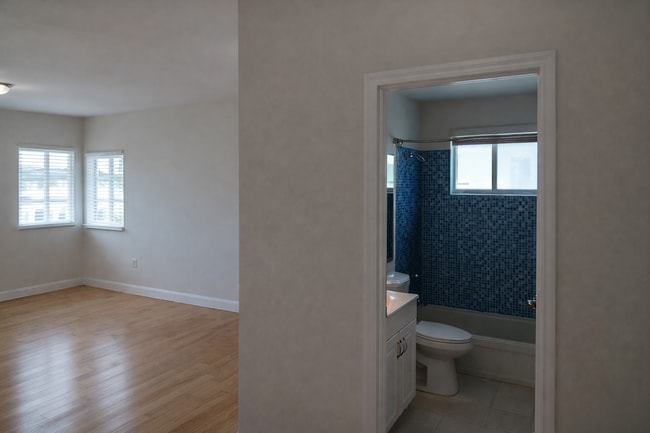 Building Photo - BGG 8415