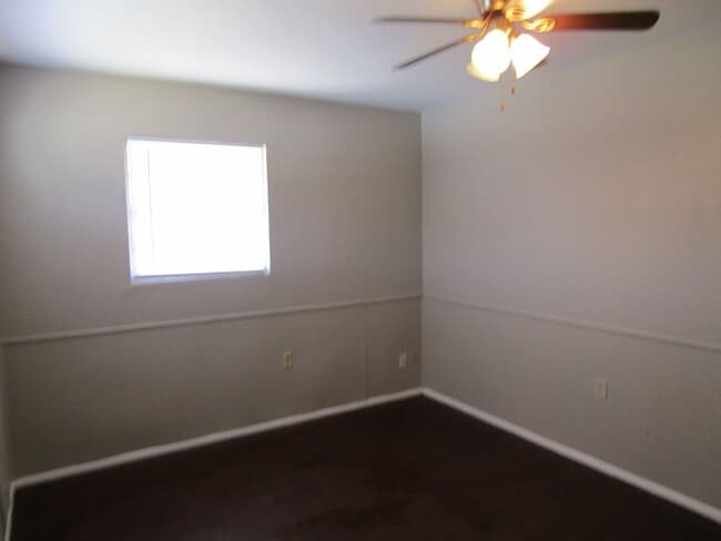 Building Photo - Duplex Across from SWOSU