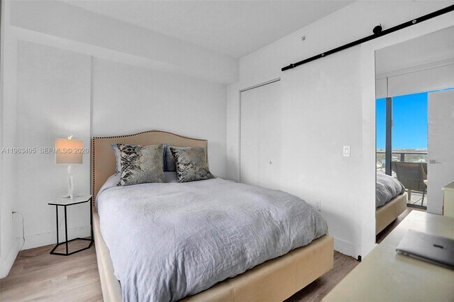 Building Photo - 121 NE 34th St