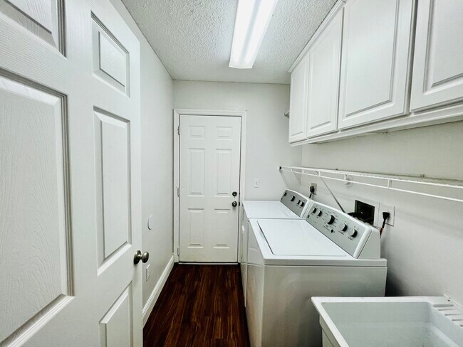 Building Photo - 2485 Stonegate Dr
