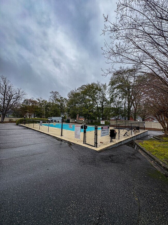 Building Photo - 2 Bedroom 2 Bathroom Condo with Pool