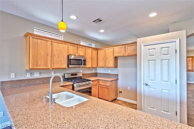Building Photo - 10600 Royal Willow Pl