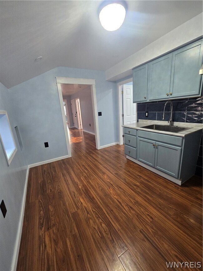 Building Photo - 517 Goodyear Ave