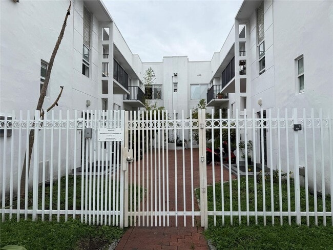 Building Photo - 320 80th St