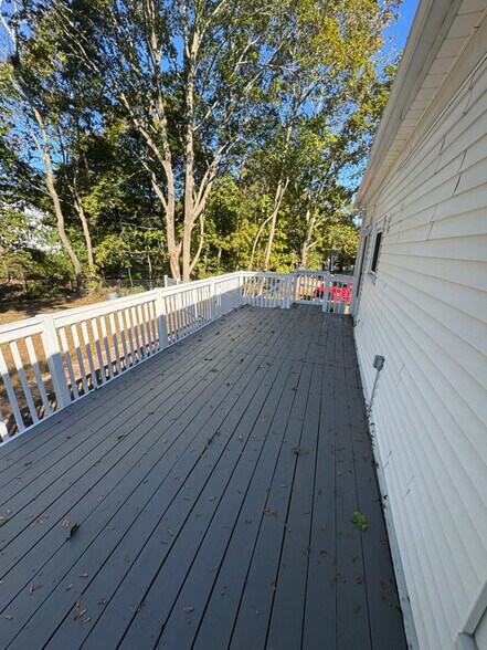 Building Photo - 1104 Pleasant St